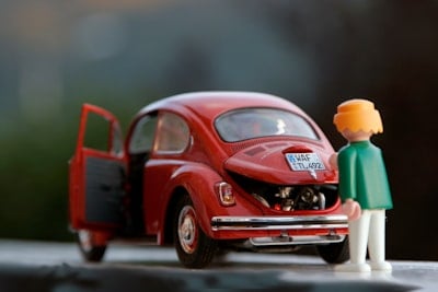 Figurine Playmobil avec une voiture